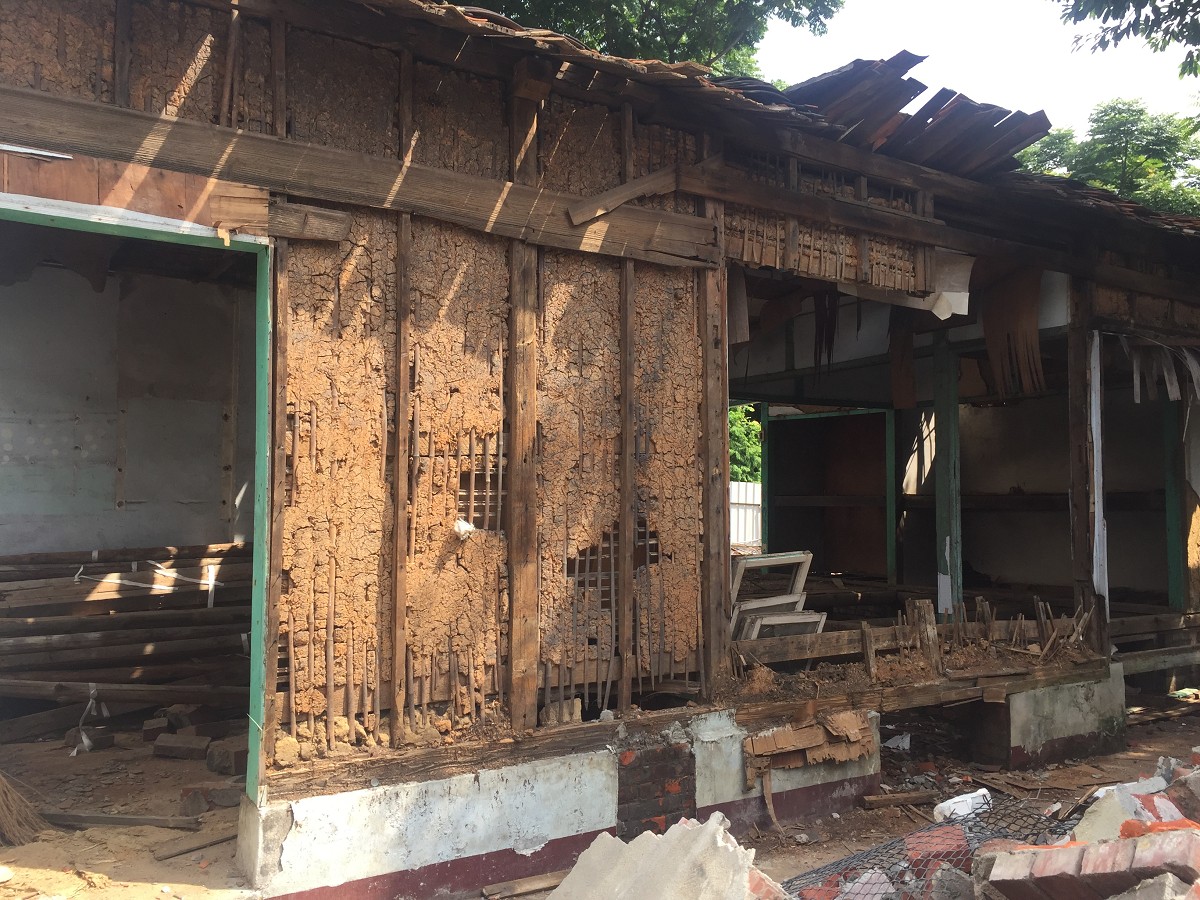編竹夾泥牆是一種因地制宜、就地取材的砌牆工法，這種工法取之於自然，也能回歸自然，對環境的負擔極少。 圖：桃園市政府提供