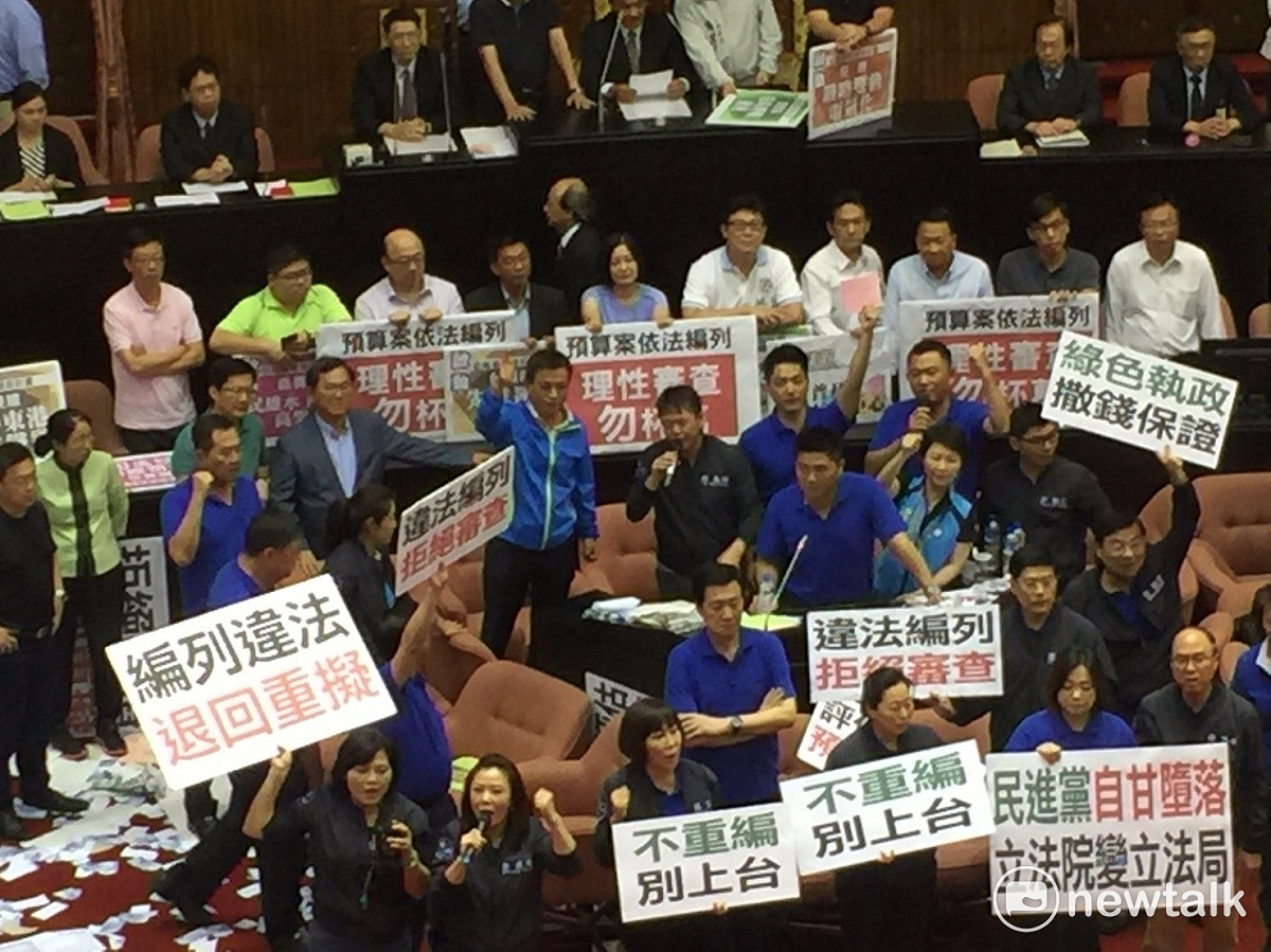立法院蘇鼜嘉全宣表決前瞻特別預算直接付委案，引發藍委當場不滿抗議。 圖：林人芳／攝