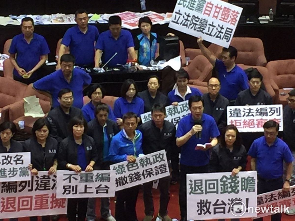 立法院臨時會14日表決通過前瞻特別預算直接付委，引發國民黨強烈不滿與抗爭，國民黨團揚言拒絕承認，並將關閉協商大門。 圖：林人芳／攝