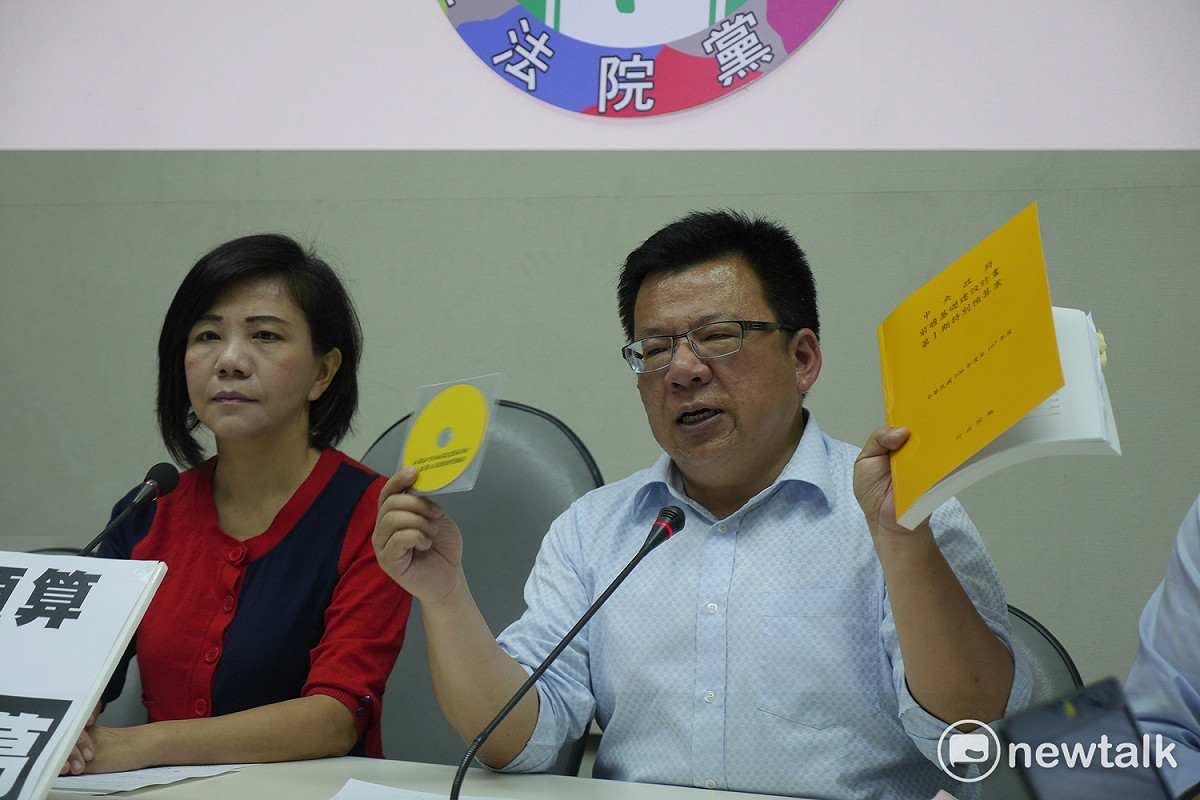 立法院臨時會今（14）天通過民進黨團提案，將前瞻基礎建設第一期特別預算交付財政委員會審查。會後民進黨團召開記者會呼籲國民黨團國民黨團應回歸理性就前瞻計畫實質審查，「勿把國會當廟會鬧劇一場」。
 圖：趙婉淳／攝