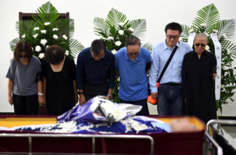 劉曉波哥哥劉曉光及弟弟劉曉暄，及多名劉曉波生前好友，都有出席告別式，他們向劉曉波遺體三鞠躬， 圖:翻攝自香港商電台網站