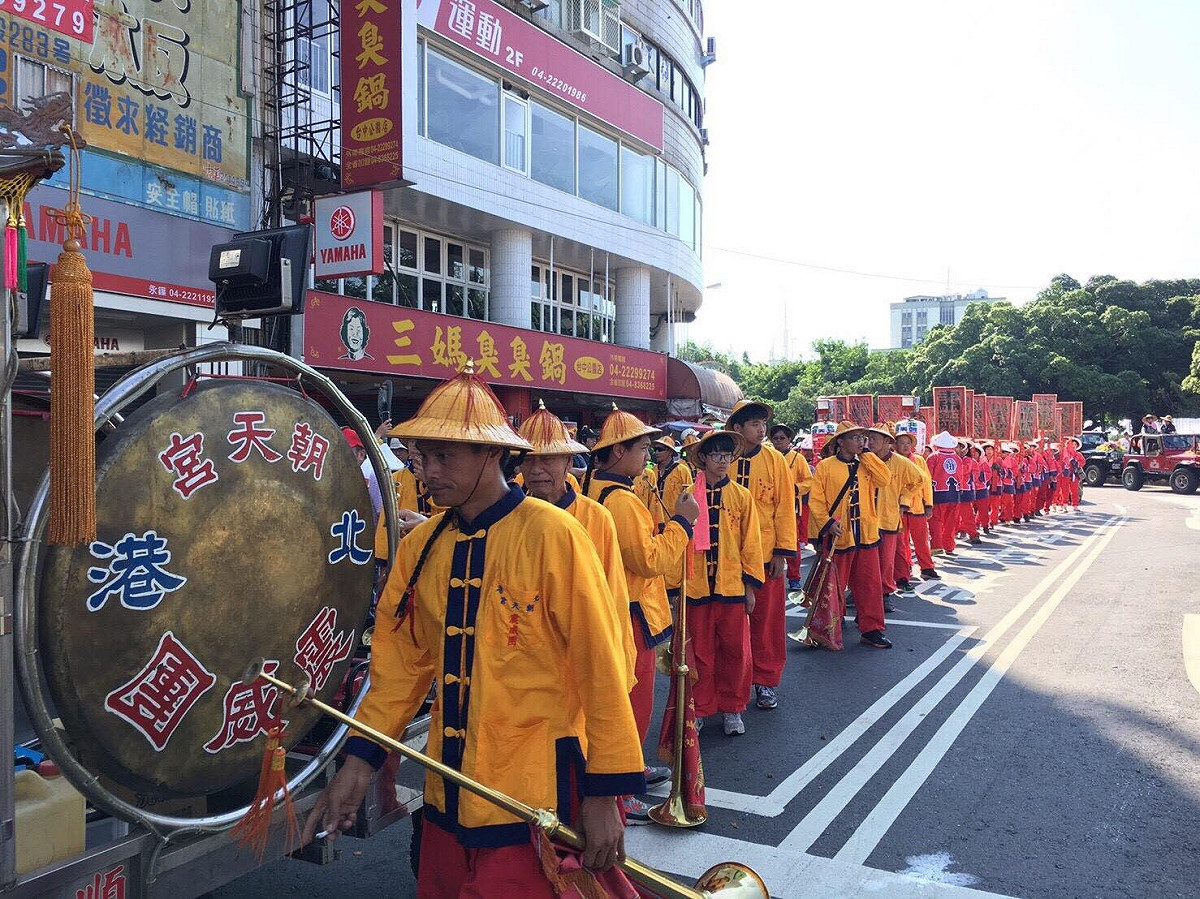 「百年媽祖會 眾神護台中」聯合遶境今(15)日起駕，從台灣體育大學體操館，行經萬春宮、台中火車站及樂成宮，往返遶行9.4公里。 圖:台中市政府提供