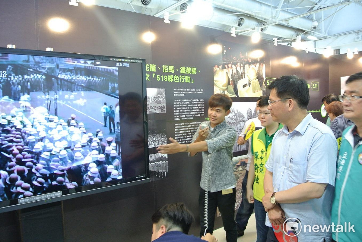 台中市長林佳龍參觀解嚴30影像展。 圖：唐復年/攝
