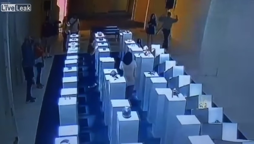 美國洛杉磯一名女子近日參觀展覽，自拍卻引發骨牌效應，使得價值不菲的藝術品就這樣毀了！ 翻攝自YouTube