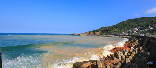 陰陽海的海水由金黃色過渡到蔚藍海洋，呈現出一幅奇特的景觀面貌。 圖：新頭殼資料照片