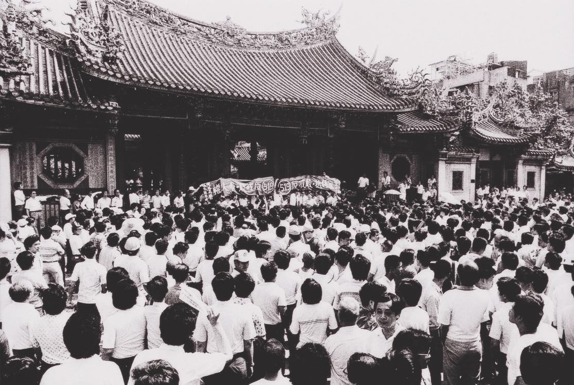 總統蔡英文在臉書PO出是1980年代，要求解除戒嚴的519綠色行動所留下的紀錄。她說，在許多黨外運動的歷史影像裡，都有這樣一群背對鏡頭的人。他們可能是卡車司機、是老師、是工廠的工人，或是小頭家，可能沒有人叫得出他們的名字，不過，就是他們推動了台灣的民主化。攝影：宋隆泉 圖:翻攝自蔡英文臉書