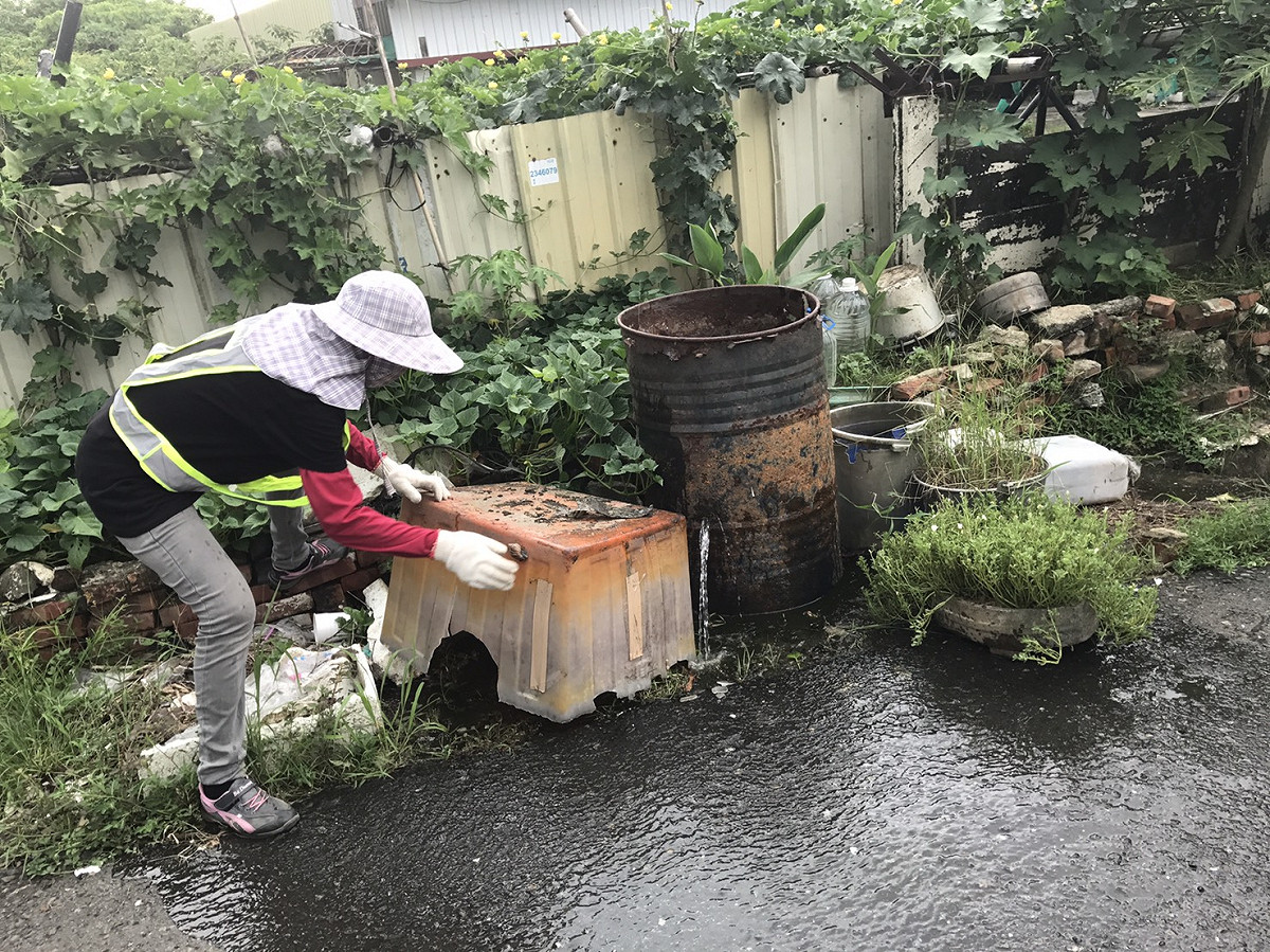 衛生局已針對個案住家周圍環境進行病媒蚊調查及掛燈誘捕病媒蚊等防治工作。 圖：嘉義縣衛生局提供
