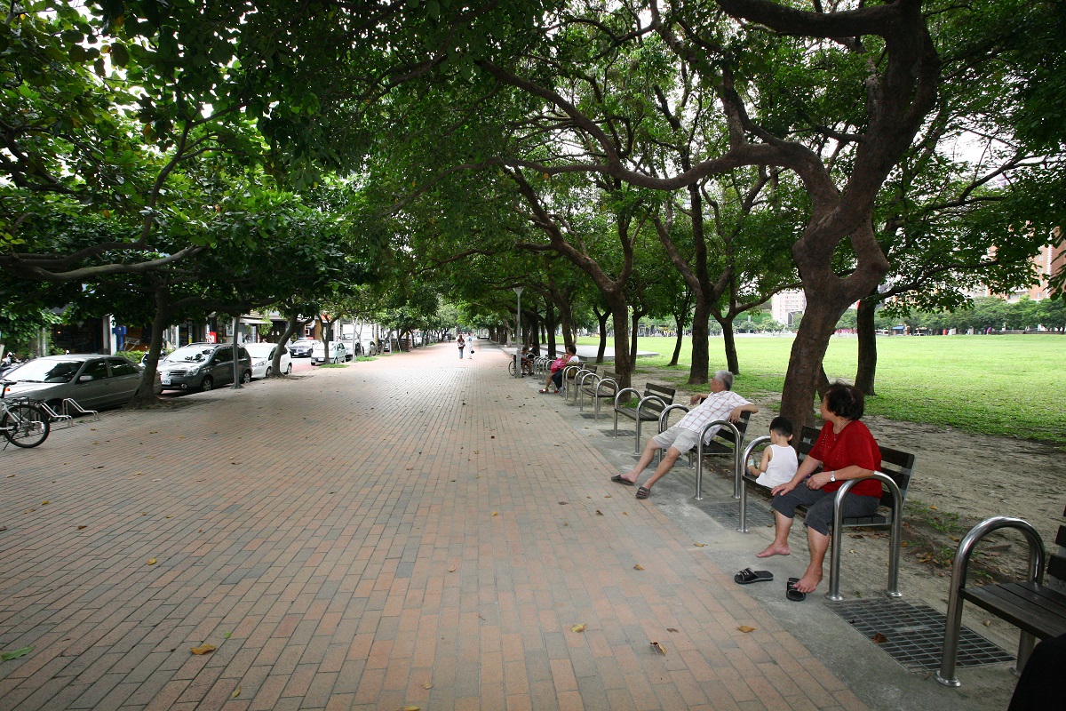 台中市建設局表示，之前市府常接獲民眾抱怨，在公園、園道行走時，被違停的汽機車擋道寸步難行，依據修正前自治條例僅能開立勸導單及被動罰鍰，執法效果有限，加上民眾常有任意私設地上物等情況，因此修正「台中市公園及行道樹管理自治條例」。 圖：台中市政府提供