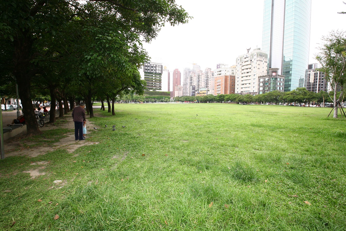 汽機車在公園及園道範圍內違規停放車輛，除開罰1200元至6000元以下罰鍰外，建設局得洽請市府交通局、警察局、環保局移置保管，公園內的廢棄車輛也依規處理。 圖：台中市政府提供