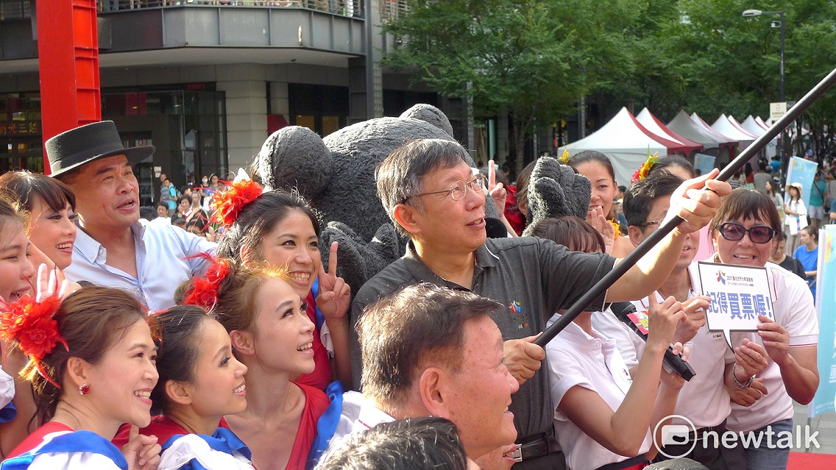 柯文哲在台上與台下民眾玩自拍。 圖：汪少凡／攝