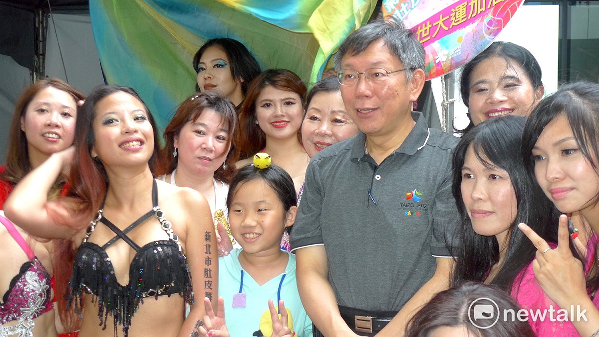 柯文哲與各攤位舞團合影，展現親民作風。 圖：汪少凡／攝