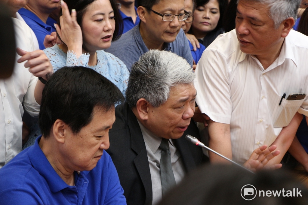 民進黨團書記長李俊俋則反擊說，7月17日這週，原本就輪到王榮璋擔任召委，國民黨上週就說要關閉協商大門、讓立法院永無寧日，今天只是找藉口發揮而已。立委王榮璋是不是財委會違法召委，就夠藍綠立委吵一個上午。 圖:廖品瑄/攝