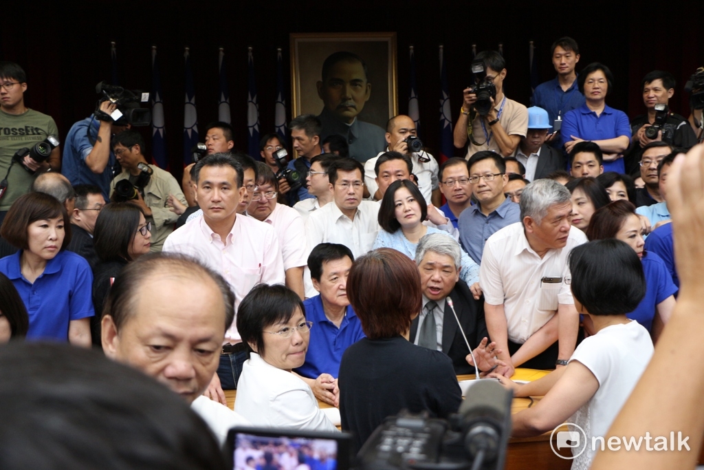 民進黨團上午6時就到場佔了主席台，希望會議順利進行。藍綠立委圍在主席台前，爭論痛批對方違反議事原則。 圖:廖品瑄/攝