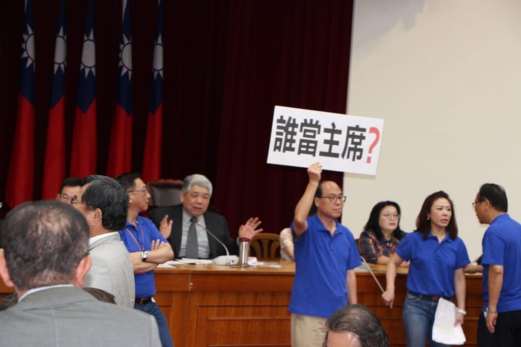 為了審前瞻預算，誰來當會議主席,藍、綠黨團吵成一團。