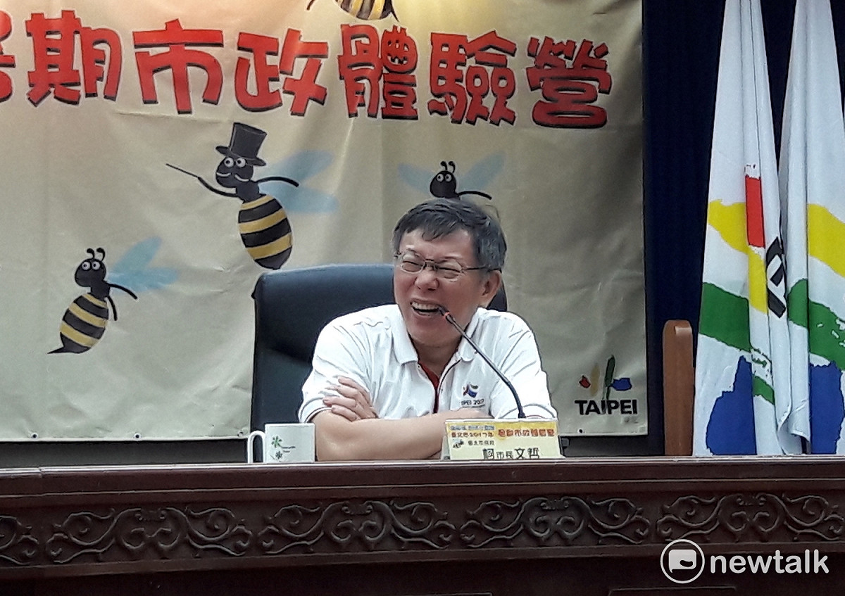 台北市長柯文哲今出席市政體驗營開幕式，與現場學生問答互動，被小朋友提的問題逗得很開心。 圖：張芸嘉/攝