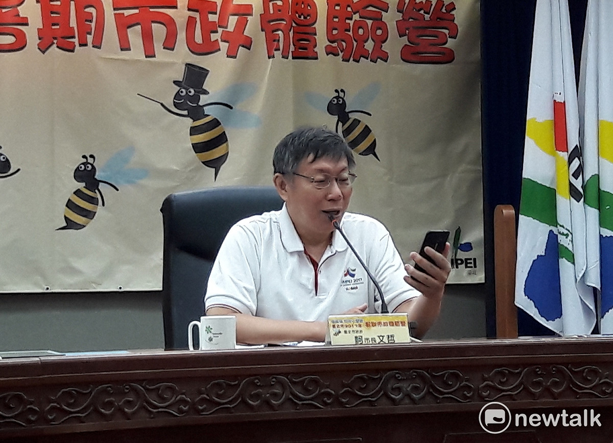 柯文哲趁機推廣北市府製作的「愛台北」APP，表示查詢公車時間很方便。 圖：張芸嘉/攝
