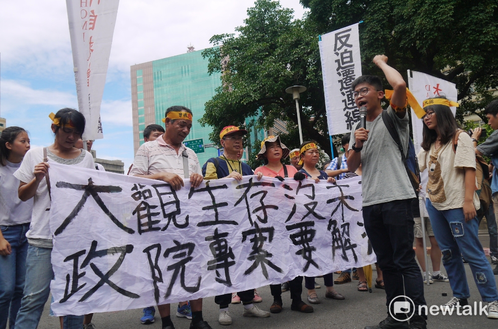 大觀事件自救會成員鄭仲皓帶領居民一同高喊「大觀生存沒未來、政院專案要解決！」 圖：鍾孟軒/攝