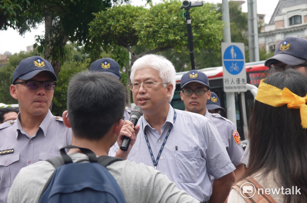 外交國防法務處副處長張洪鈞出面接受陳情，但僅表示「依法行政」，使居民不滿。 圖：鍾孟軒/攝