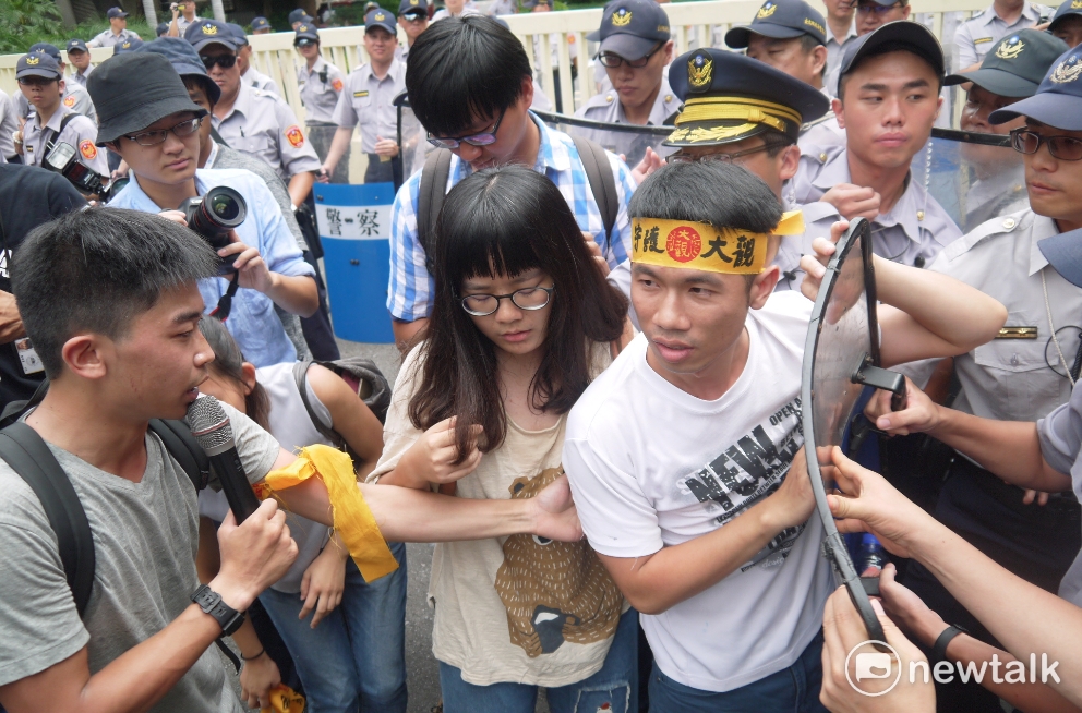 大觀事件自救會與警方衝突。 圖：鍾孟軒/攝