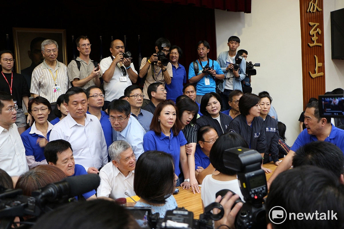 立法院財政等7個委員會今（17）天聯席審查前瞻基礎建設計畫第一期特別預算案報告，國民黨團質疑召委在協商休息時占據主席台。 圖：廖品瑄／攝