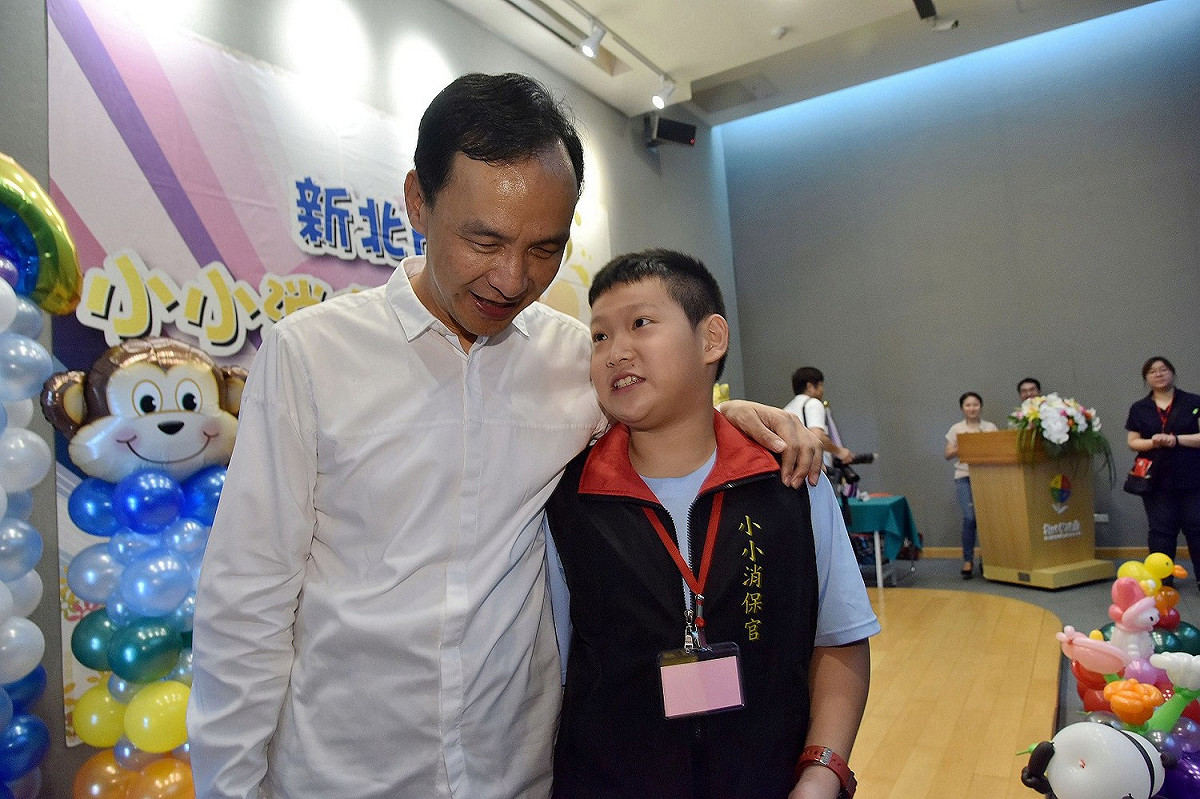 新北市長朱立倫正在和小小消保官請教消費者權益。 圖：新北市政府/提供