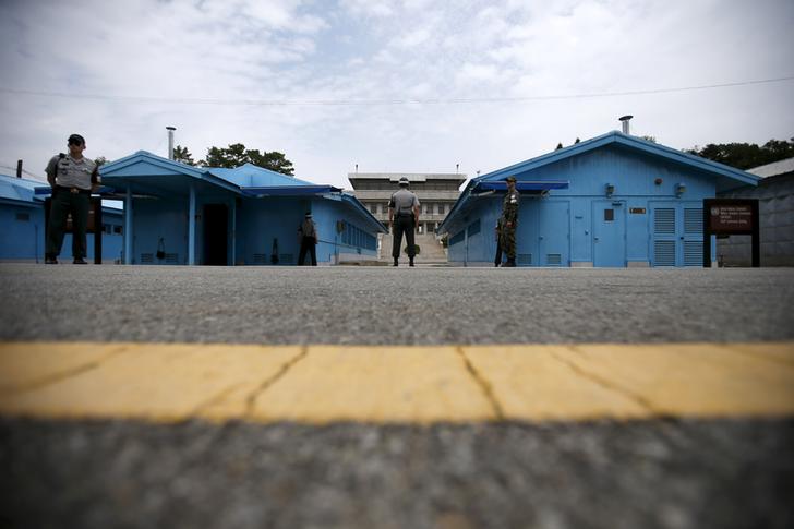 南韓國防部提議與北韓召開軍事會談，圖為板門店警戒中的南韓士兵。 圖:達志影像/路透社