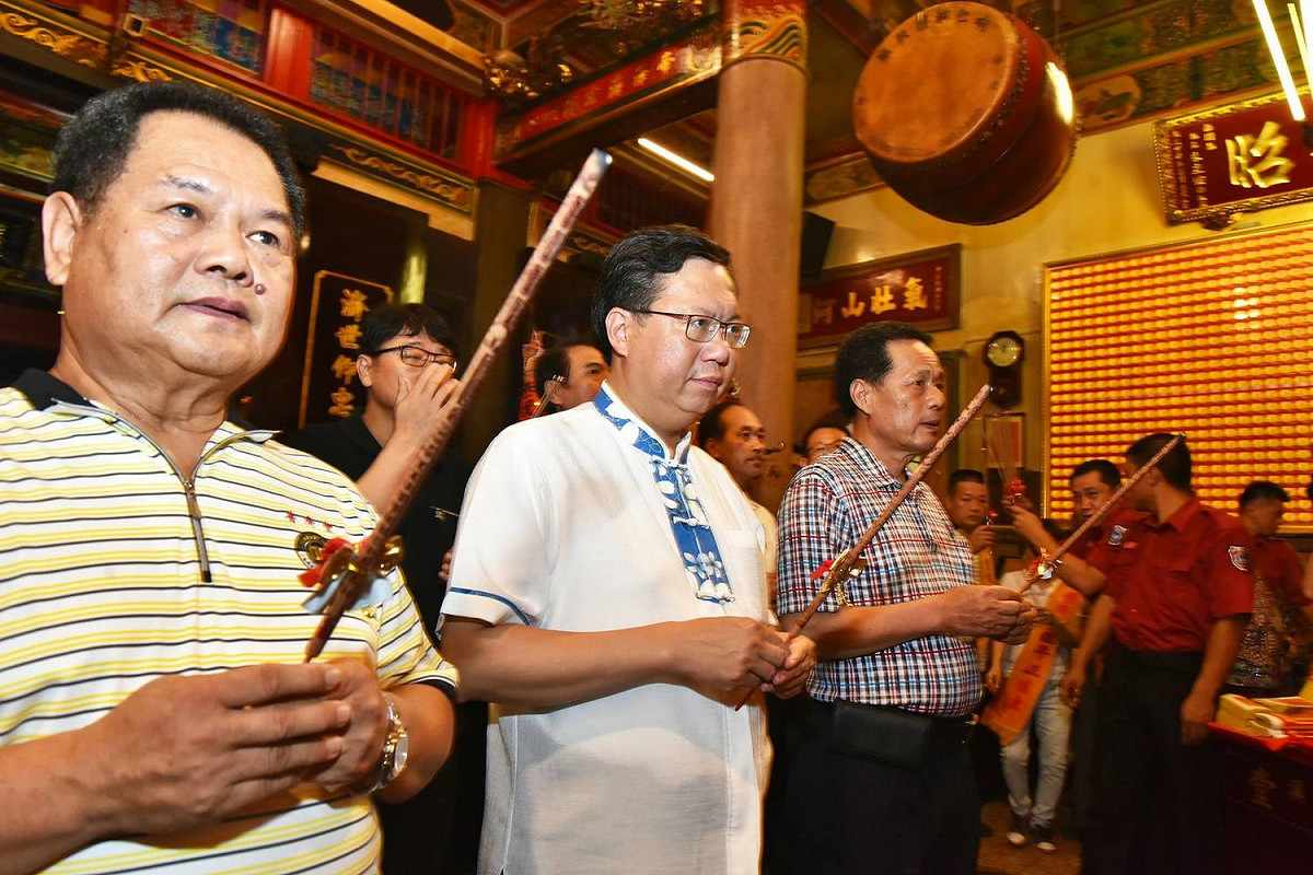 桃園市長鄭文燦17日子時出席大溪普濟堂「關聖帝君1858周年聖誕慶典暨遶境祈福活動」參拜祈福 圖:桃園市府提供