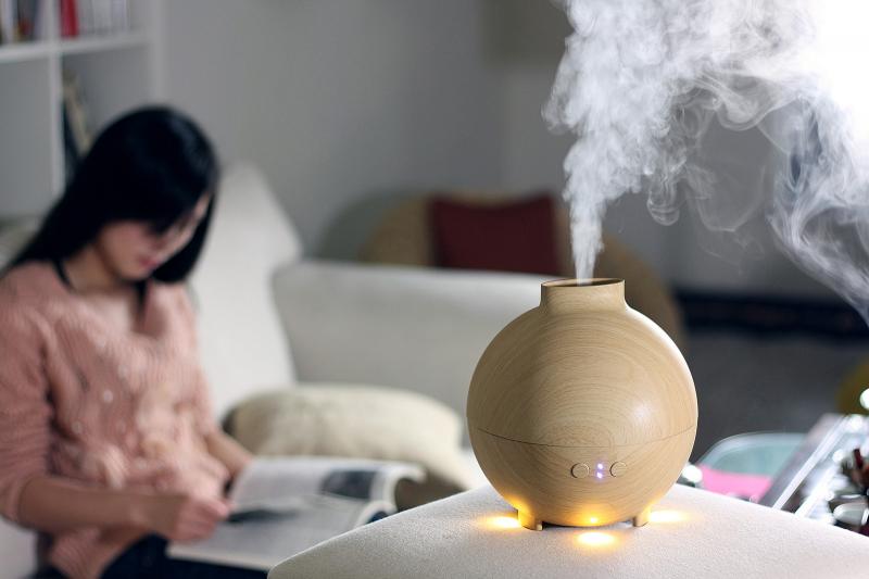 冷氣房待久了，容易出現出現口乾舌燥、肌膚緊繃等情況，這時候除了喝水，也可以出動空氣加濕器，幫身體補補水，改善居家空間或公共場所的室內空氣濕度。 圖：Flickr提供