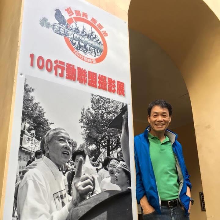 記錄解嚴街頭民主運動的攝影師邱萬興。（取自邱萬興臉書） 圖:中央社