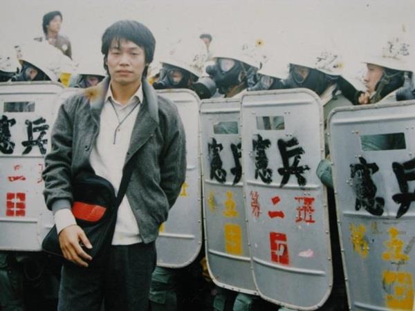 1986年11月30日桃園機場事件邱萬興於鎮暴隊伍前。（邱萬興提供） 圖:中央社