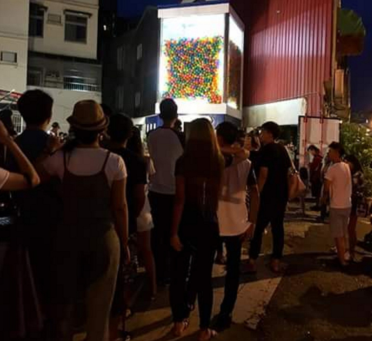 台南市衛民街貨櫃市集上週末啟用巨型扭蛋機，吸引不少遊客排隊，也造成周邊交通堵塞。 圖:翻攝自網路
