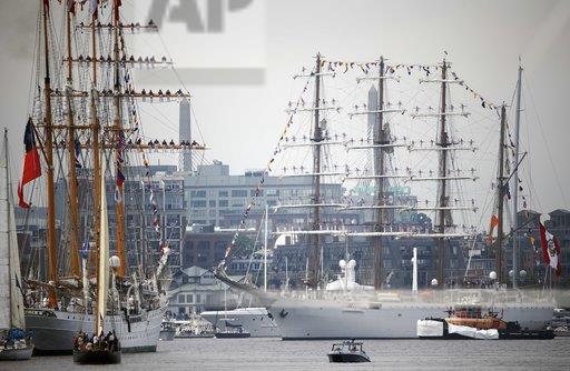 《環球時報》呼籲北京當局，務必與美國攤牌，以阻止美艦停靠台灣。圖為慶祝波士頓帆船節，停靠在港口的美國軍艦。 圖:達志影像/美聯社