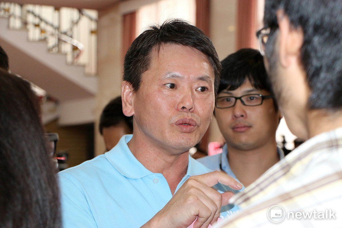 前瞻預算審查，17日藍綠為「誰當主席？」僵持不下；外界質疑上週五院會一讀付委時為何不提異議，林為洲坦言「老實講，昨天晚上才發現的」。 圖：廖品瑄／攝
