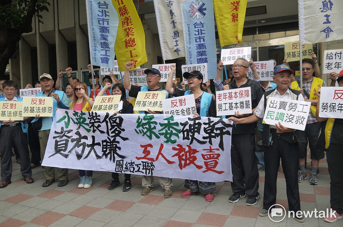 勞工團體在勞動政策公聽會前舉行記者會，呼籲勞動部別再修《勞基法》，否則只會越修越糟。 圖：鍾孟軒/攝