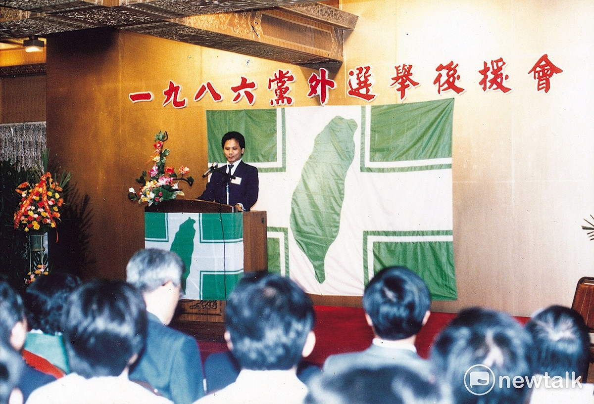 1986黨外選舉後援會成立(台上為前民進黨主席游鍚堃) 圖攝影邱萬興提供