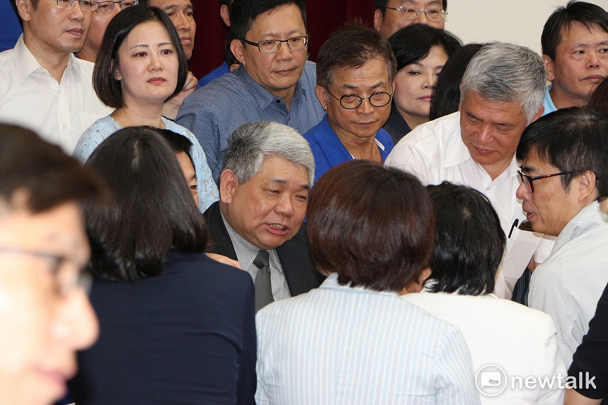 立法院財政等7個委員會今（17）天聯席審查前瞻基礎建設計畫第一期特別預算案報告，朝野針對誰擔任主席意見不同，下午召開朝野協商討論此事，然各黨團各執其詞無法達成共識。 圖：廖品瑄／攝