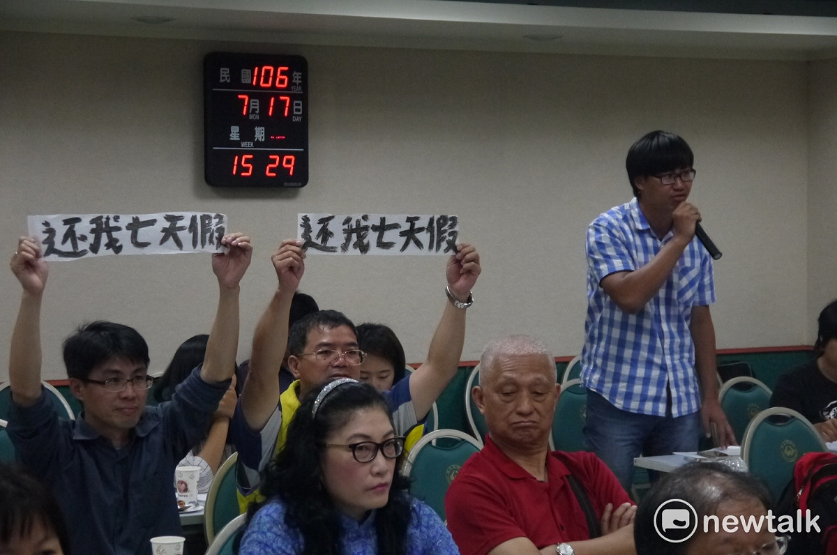 淡江大學學生謝毅弘表示，自己是打工族，砍掉七天假後，原本國定假日上班可以拿雙倍薪資，變得看不到也吃不到。甚至爆出淡江大學總是延後兩個月才給予工讀生薪資，要求勞動部徹底檢查。 圖：新頭殼資料庫
