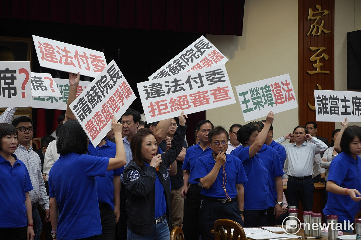 立法院臨時會今天審查前瞻基礎建設計畫第一期特別預算案報告，下午由財委會召委王榮璋宣布繼續開會，經表決通過決議今天延長開會到第一位委員發言為止。 圖：趙婉淳／攝