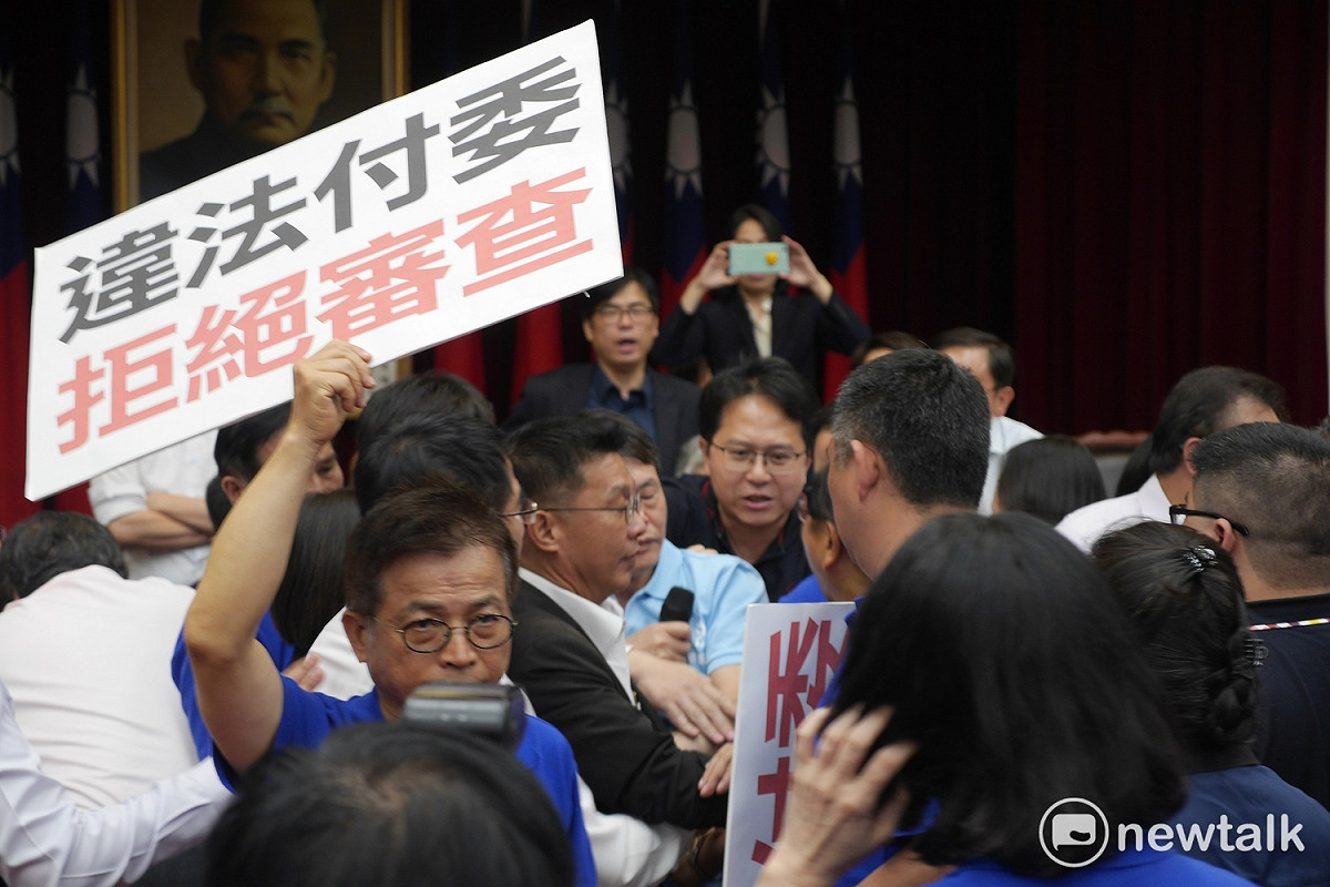隨後王榮璋接續上午會議詢答，當輪到藍委許毓仁發言時，國民黨團總召林德福一個箭步上前搶發言單，與綠委許智傑發生推擠，佔據發言台的藍委黃昭順用力敲桌以示不滿。 圖：趙婉淳／攝