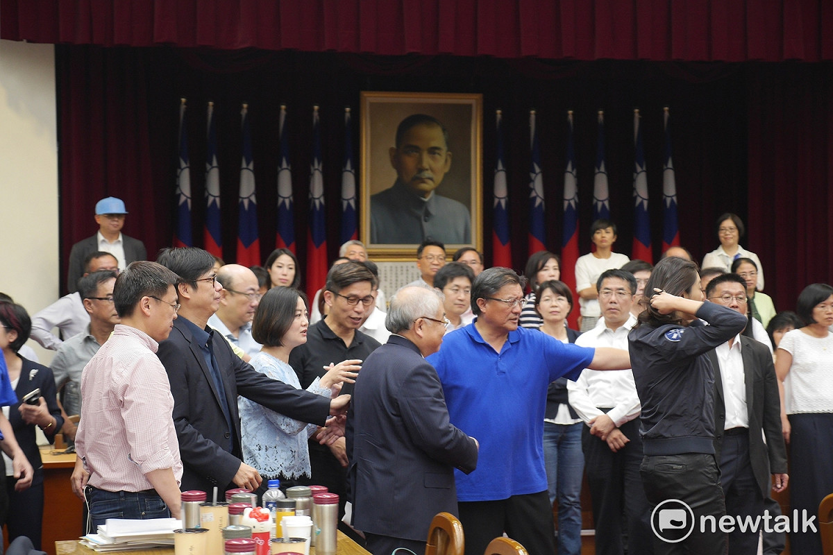 混亂中王榮璋請官員上台報告，但國發會主委陳添枝、行政院主計長朱澤民皆走到一半，即被國民黨立委包圍後請回。 圖：趙婉淳／攝