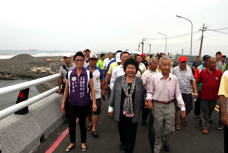 陳菊偕同當地耆老一齊步上嶄新橋梁。 圖：高雄市政府提供