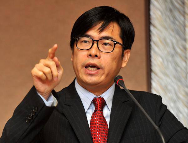 陳其邁批評，高雄人口總數並未減少，而是中選會自創計算公式導致選區人數變少，應該參照第4屆立委選舉時用的「漢米爾頓公式」，或直接在《選罷法》明訂每位立委代表的人數，落實票票等值，否則有違憲之虞。 圖:翻攝自陳其邁臉書