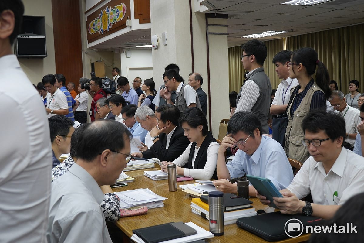 21個部會首長列席接受備詢，枯坐無法上台備詢。 圖：趙婉淳／攝