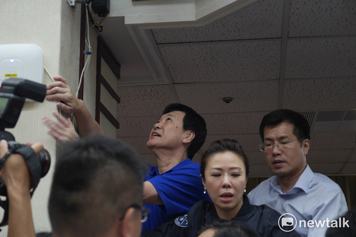 藍委費鴻泰甚至站上椅子拔掉音箱電線，欲阻止議事進行。 圖：趙婉淳／攝