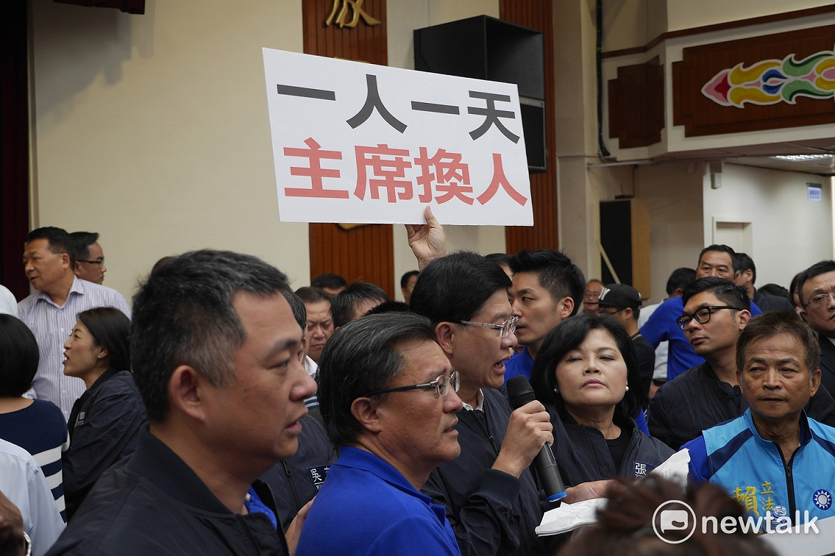 立法院財政委員會等7個常設委員會今天繼續處理前瞻計畫預算案，藍綠雙方立委再度爆發肢體衝突，國民黨持續強力杯葛。 圖：趙婉淳／攝
