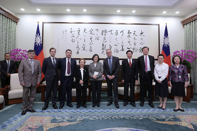 「無國界記者組織」亞洲行政中心18日正式在台成立，獲總統蔡英文（中）接見並表歡迎。 圖：總統府提供