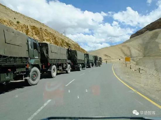 解放軍出動的指揮車和雷達車，在高原上行進。 圖:翻攝自新浪網軍迷圈貼圖。