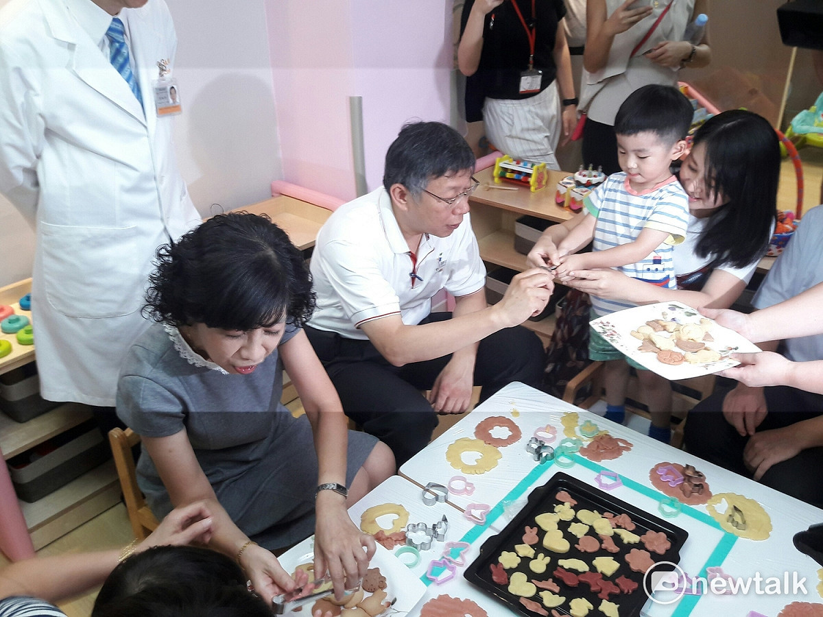 台北市長柯文哲與夫人陳佩琪今（18）日出席區公共托育家園7家聯合開幕記者會。 圖 : 張芸嘉／攝