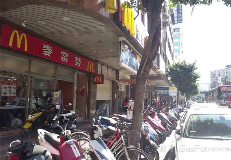 小朋友在麥當勞跌倒，竟要業者賠償新台幣7,060萬元，新北市一對任職於消防隊的夫妻，因此遭到檢方調查搜索。 圖 : 翻攝自租屋主題網