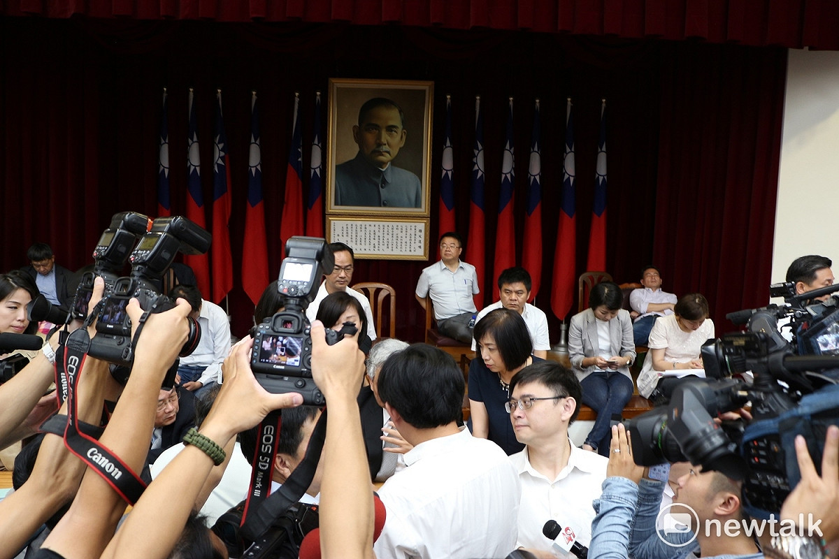 立法院臨時會今天處理前瞻基礎建設第一期預算案報告，綠委力拚周四完成前瞻初審，召委王榮璋如期繼續質詢，而藍委也自備麥克風、音箱，在會議室裡高喊「主席違法，會議無效」，輪到黃國昌質詢時，經過半小時仍無法開始，黃國昌分別與國民黨籍立委與民進黨籍立委溝通，當他前往主席台與召委王榮璋、民進黨團總召柯建銘說了幾句後，黃國昌語帶氣憤地喊「你對我吼什麼？」 圖：廖品瑄／攝